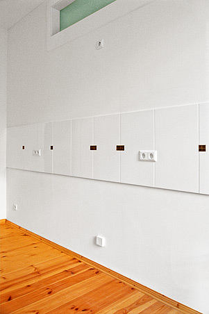 Robert Conrad: »Küchenbereich im zweiten Obergeschoss, Bilddokumentation für den Eigentümer«, Bild aus der Serie »Wohnhaus nach der Sanierung, Berlin Friedrichshain, DE«