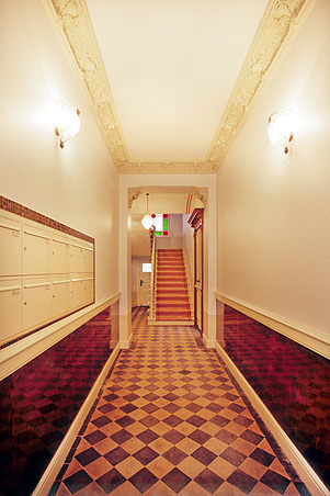 Robert Conrad: »Eingangsbereich, Bilddokumentation für den Eigentümer«, Bild aus der Serie »Wohnhaus nach der Sanierung, Berlin Friedrichshain, DE«