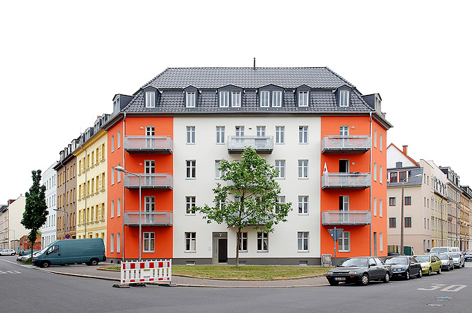 Robert Conrad: »Straßenfassade nach der Sanierung, Blick von Südosten, Bilddokumentation für das Planungsbüro«, Bild aus der Serie »Sanierung eines Wohnhauses in Leipzig Plagwitz, DE«