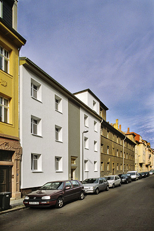 Robert Conrad: »Straßenfassade, erster Sanierungsabschnitt, Blick von Süden, Bilddokumentation für das Planungsbüro«, Bild aus der Serie »Sanierung eines Wohnhauses in Leipzig Altlindenau, DE«