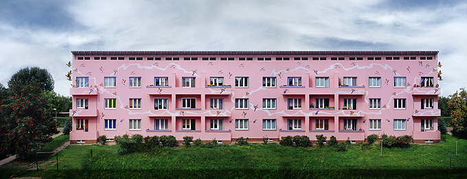 Robert Conrad: »Block 1 von Osten gesehen, nach der Sanierung, Bilddokumentation für den Bauträger«, Bild aus der Serie »Sanierung einer Wohnsiedlung in Berlin Weißensee, DE«