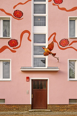 Robert Conrad: »Block 1, Fassadendetail, nach der Sanierung, Kunst am Bau: Sergej Dott, Berlin, Bilddokumentation für den Bauträger«, Bild aus der Serie »Sanierung einer Wohnsiedlung in Berlin Weißensee, DE«
