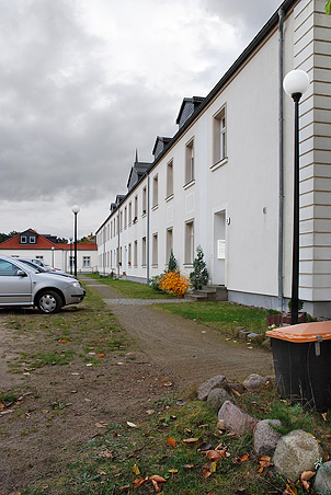 Robert Conrad: »Ehemaliges Kasernengebäude nach Umbau zur Wohnanlage, Rückfassade, Blick von Nordwesten, Bilddokumentation für die Entwicklungsgesellschaft«, Bild aus der Serie »Wohnanlage in Fürstenberg, 
Land Brandenburg, DE,«