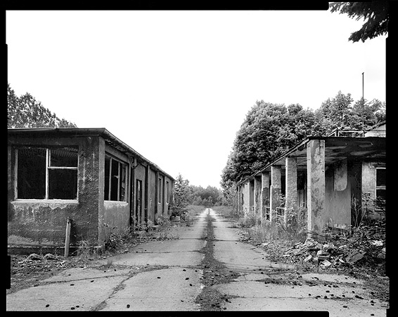 Robert Conrad: »Hauptwache von Osten gesehen, Bilddokumentation für das Brandenburgische Landesamt für Denkmalpflege«, Bild aus der Serie »Ehemaliges Flugzeugwerk, Rangsdorf, Land Brandenburg, DE«