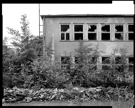 Robert Conrad: »Ostfassade des Verwaltungsgebäudes, Büros der Firmenleitung, Bilddokumentation für das Brandenburgische Landesamt für Denkmalpflege«, Bild aus der Serie »Ehemaliges Flugzeugwerk, Rangsdorf, Land Brandenburg, DE«