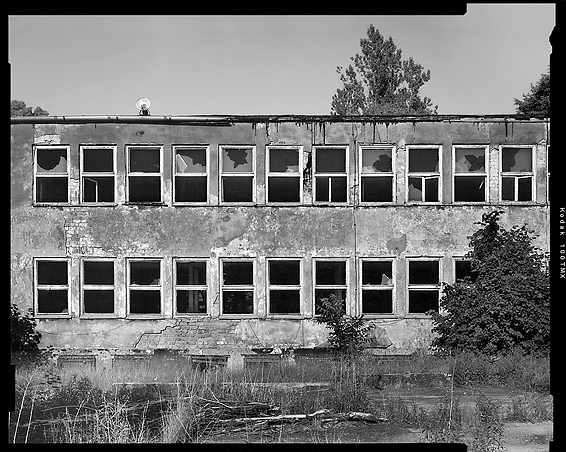 Robert Conrad: »Ostfassade des Verwaltungsgebäudes der Bücker-Werke Rangsdorf, Bilddokumentation für das Brandenburgische Landesamt für Denkmalpflege«, Bild aus der Serie »Ehemaliges Flugzeugwerk, Rangsdorf, Land Brandenburg, DE«