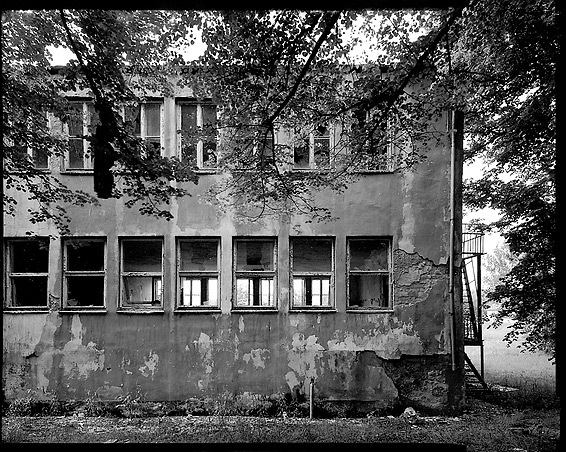 Robert Conrad: »Ostfassade des Verwaltungsgebäudes, Gebäudeerweiterung aus den frühen 1940er Jahren, Bilddokumentation für das Brandenburgische Landesamt für Denkmalpflege«, Bild aus der Serie »Ehemaliges Flugzeugwerk, Rangsdorf, Land Brandenburg, DE«
