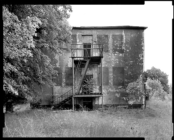 Robert Conrad: »Nordfassade des Verwaltungsgebäudes, Gebäudeerweiterung aus den frühen 1940er Jahren, Bilddokumentation für das Brandenburgische Landesamt für Denkmalpflege«, Bild aus der Serie »Ehemaliges Flugzeugwerk, Rangsdorf, Land Brandenburg, DE«