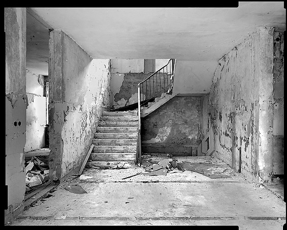 Robert Conrad: »Verwaltungsgebäude: südliches Treppenhaus von Osten gesehen, Erdgeschoss, Bilddokumentation für das Brandenburgische Landesamt für Denkmalpflege«, Bild aus der Serie »Ehemaliges Flugzeugwerk, Rangsdorf, Land Brandenburg, DE«