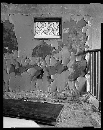 Robert Conrad: »Verwaltungsgebäude: Podest des südlichen Treppenhauses von Norden gesehen, Obergeschoss, Bilddokumentation für das Brandenburgische Landesamt für Denkmalpflege«, Bild aus der Serie »Ehemaliges Flugzeugwerk, Rangsdorf, Land Brandenburg, DE«
