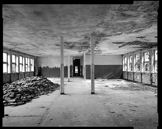 Robert Conrad: »Verwaltungsgebäude: Saal im Erdgeschoss von Süden gesehen, Bilddokumentation für das Brandenburgische Landesamt für Denkmalpflege«, Bild aus der Serie »Ehemaliges Flugzeugwerk, Rangsdorf, Land Brandenburg, DE«