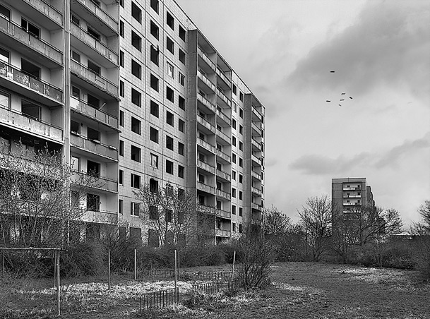 Robert Conrad: »Fotozyklus zum Thema Leerstand im industriellen Wohnungsbau und Bevölkerungsrückgang in den neuen Bundesländern. 
Halle Neustadt, Land Sachsen-Anhalt, DE«, Bild aus der Serie »„Plattensterben“, DE«
