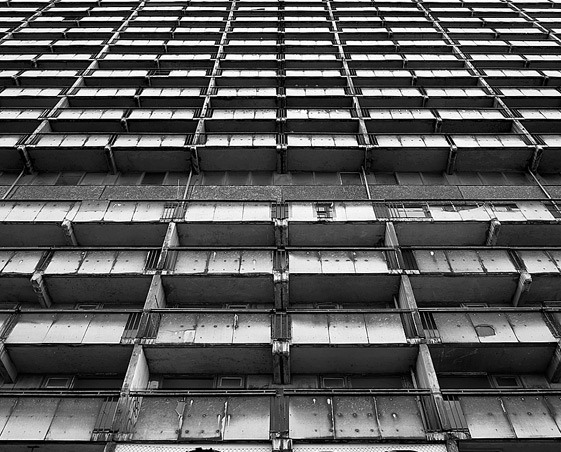 Robert Conrad: »Fotozyklus zum Thema Leerstand im industriellen Wohnungsbau und Bevölkerungsrückgang in den neuen Bundesländern. 
Halle Neustadt, Land Sachsen-Anhalt, DE«, Bild aus der Serie »„Plattensterben“, DE«