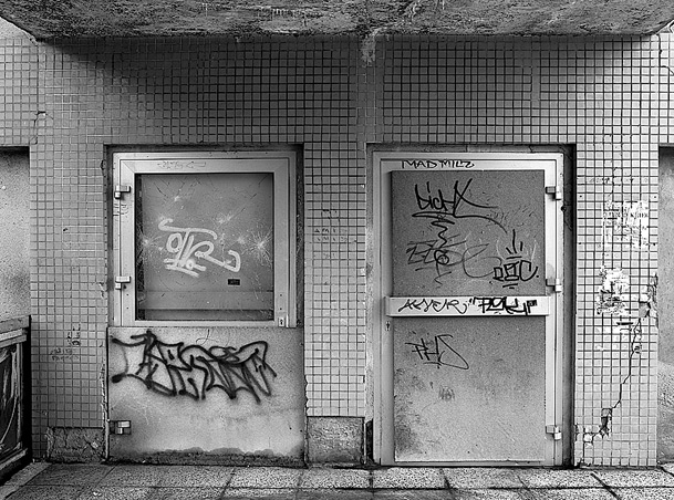 Robert Conrad: »Fotozyklus zum Thema Leerstand im industriellen Wohnungsbau und Bevölkerungsrückgang in den neuen Bundesländern. 
Halle Neustadt, Land Sachsen-Anhalt, DE«, Bild aus der Serie »„Plattensterben“, DE«