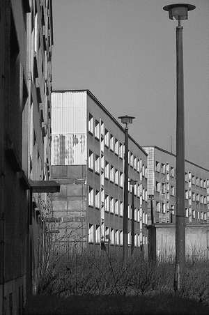 Robert Conrad: »Fotozyklus zum Thema Leerstand im industriellen Wohnungsbau und Bevölkerungsrückgang in den neuen Bundesländern. 
Dallgow, Land Brandenburg, DE«, Bild aus der Serie »„Plattensterben“, DE«