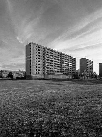 Robert Conrad: »Fotozyklus zum Thema Leerstand im industriellen Wohnungsbau und Bevölkerungsrückgang in den neuen Bundesländern. 
Hoyerswerda, Land Sachsen, DE«, Bild aus der Serie »„Plattensterben“, DE«