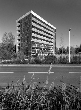 Robert Conrad: »Fotozyklus zum Thema Leerstand im industriellen Wohnungsbau und Bevölkerungsrückgang in den neuen Bundesländern. 
Warnemünde, Land Mecklenburg-Vorpommern, DE«, Bild aus der Serie »„Plattensterben“, DE«