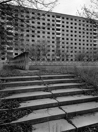 Robert Conrad: »Fotozyklus zum Thema Leerstand im industriellen Wohnungsbau und Bevölkerungsrückgang in den neuen Bundesländern. 
Jena Neulobeda, Land Thüringen, DE«, Bild aus der Serie »„Plattensterben“, DE«