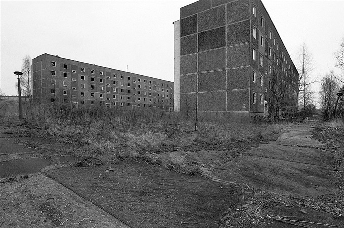 Robert Conrad: »Fotozyklus zum Thema Leerstand im industriellen Wohnungsbau und Bevölkerungsrückgang in den neuen Bundesländern. 
Fahrland, Land Brandenburg, DE«, Bild aus der Serie »„Plattensterben“, DE«