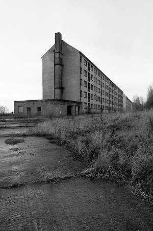 Robert Conrad: »Fotozyklus zum Thema Leerstand im industriellen Wohnungsbau und Bevölkerungsrückgang in den neuen Bundesländern. 
Hillersleben, Land Sachsen-Anhalt, DE«, Bild aus der Serie »„Plattensterben“, DE«