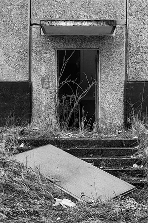 Robert Conrad: »Fotozyklus zum Thema Leerstand im industriellen Wohnungsbau und Bevölkerungsrückgang in den neuen Bundesländern. 
Hillersleben, Land Sachsen-Anhalt, DE«, Bild aus der Serie »„Plattensterben“, DE«