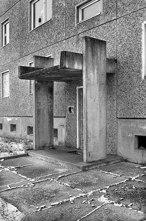 Robert Conrad: »Fotozyklus zum Thema Leerstand im industriellen Wohnungsbau und Bevölkerungsrückgang in den neuen Bundesländern. 
Brand, Land Brandenburg, DE«, Bild aus der Serie »„Plattensterben“, DE«