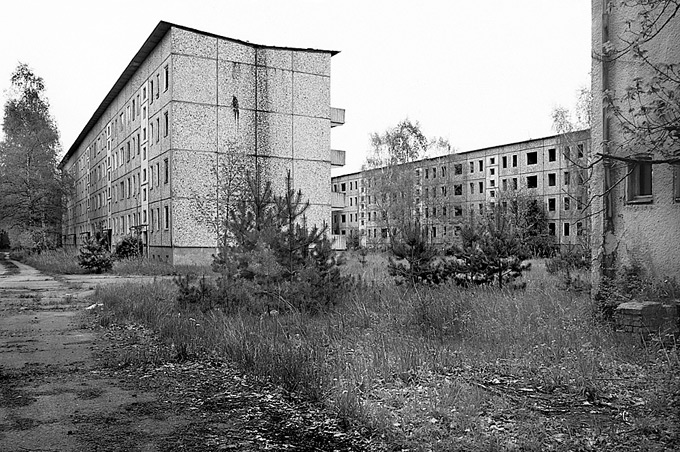 Robert Conrad: »Fotozyklus zum Thema Leerstand im industriellen Wohnungsbau und Bevölkerungsrückgang in den neuen Bundesländern. 
Perleberg, Land Brandenburg, DE«, Bild aus der Serie »„Plattensterben“, DE«