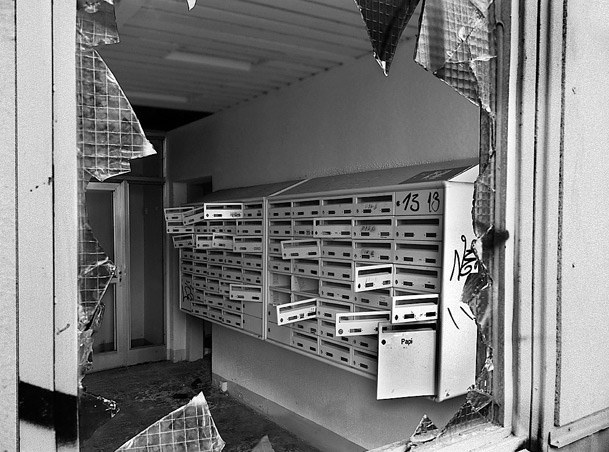 Robert Conrad: »Fotozyklus zum Thema Leerstand im industriellen Wohnungsbau und Bevölkerungsrückgang in den neuen Bundesländern. 
Berlin Hohenschönhausen, DE«, Bild aus der Serie »„Plattensterben“, DE«