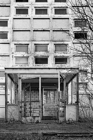 Robert Conrad: »Fotozyklus zum Thema Leerstand im industriellen Wohnungsbau und Bevölkerungsrückgang in den neuen Bundesländern. 
Berlin Weißensee, DE«, Bild aus der Serie »„Plattensterben“, DE«