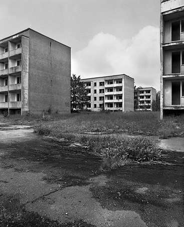 Robert Conrad: »Fotozyklus zum Thema Leerstand im industriellen Wohnungsbau und Bevölkerungsrückgang in den neuen Bundesländern.
Wittstock, Land Brandenburg, DE«, Bild aus der Serie »„Plattensterben“, DE«