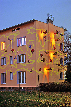 Robert Conrad: »Block 4, beleuchtete Fassaden, von Südwesten gesehen, nach der Sanierung, Kunst am Bau: Sergej Dott, Berlin, Bilddokumentation für den Bauträger«, Bild aus der Serie »Sanierung einer Wohnsiedlung in Berlin Weißensee, DE«