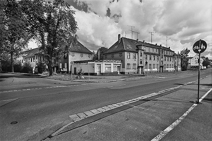 Robert Conrad: »Wohnblöcke mit Laden an der Leipziger Straße von Südwesten, Bilddokumentation für das Landesamt für Denkmalpflege Sachsen«, Bild aus der Serie »Lufthansa-Siedlung, 
Schkeuditz-Modelwitz, DE«