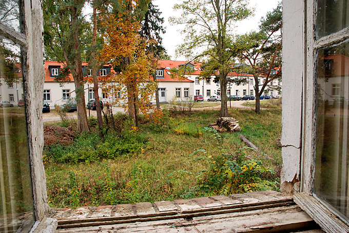 Robert Conrad: »Ehemaliges Kasernengebäude nach Umbau zur Wohnanlage, Rückfassade, Blick vom nördlich gelegenen noch unsanierten Nachbargebäude, Bilddokumentation für die Entwicklungsgesellschaft«, Bild aus der Serie »Wohnanlage in Fürstenberg, 
Land Brandenburg, DE,«