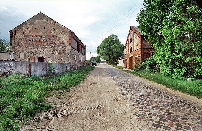 Robert Conrad: »Gesamtansicht an der Dorfstraße, Blick von Südosten, Bilddokumentation für den Eigentümer«, Bild aus der Serie »Stallgebäude, Gut Metzelthin, Land Brandenburg, DE«