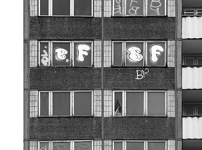 Robert Conrad: »Fotozyklus zum Thema Leerstand im industriellen Wohnungsbau und Bevölkerungsrückgang in den neuen Bundesländern. 
Berlin Hellersdorf, DE«, Bild aus der Serie »„Plattensterben“, DE«