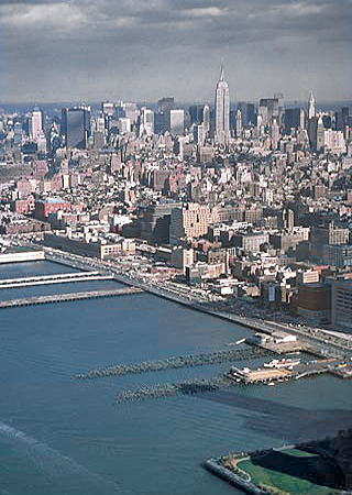 Robert Conrad: »Die einstiegen Hauptumschlagplätze des New Yorker Personen- und Güterverkehrs im Stadium ihres Verschwindens: Manhattan Skyline mit Resten der alten Piers, New York City, USA«, Bild aus der Serie »Hudson River Piers, USA«