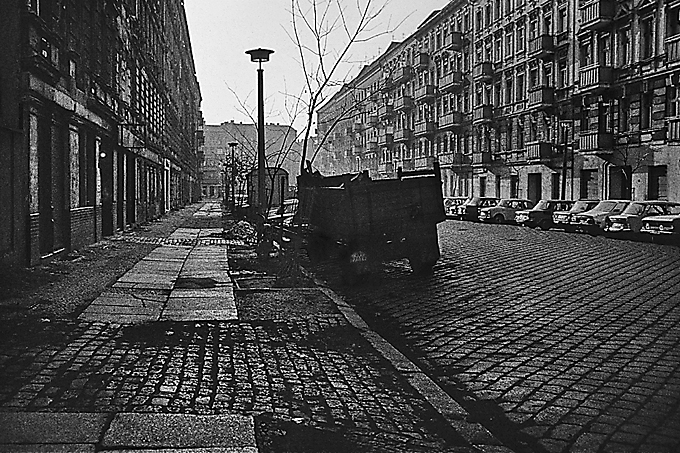Robert Conrad: »Ein Gründerzeitbezirk vor seiner Sanierung und dem Beginn der Gentrifikation:
Dunckerstraße«, Bild aus der Serie »Berlin Prenzlauer Berg, DE«