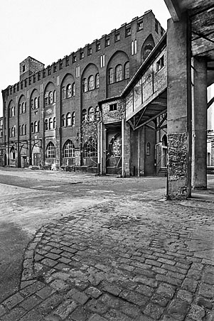 Robert Conrad: »Ein Gründerzeitbezirk vor seiner Sanierung und dem Beginn der Gentrifikation:
ehemalige Brauerei Pfefferberg«, Bild aus der Serie »Berlin Prenzlauer Berg, DE«