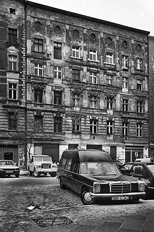 Robert Conrad: »Ein Gründerzeitbezirk vor seiner Sanierung und dem Beginn der Gentrifikation:
Dunckerstraße«, Bild aus der Serie »Berlin Prenzlauer Berg, DE«